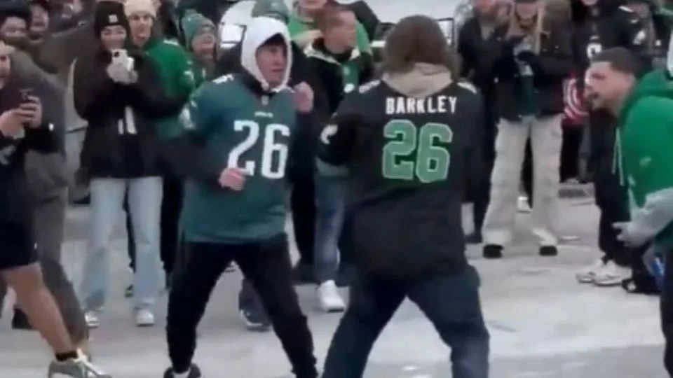 Aficionados de Eagles protagonizan riñas afuera del estadio en Philadelphia