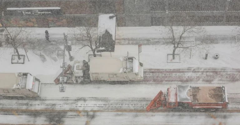 Tormenta invernal deja 700 mil hogares sin luz en EU