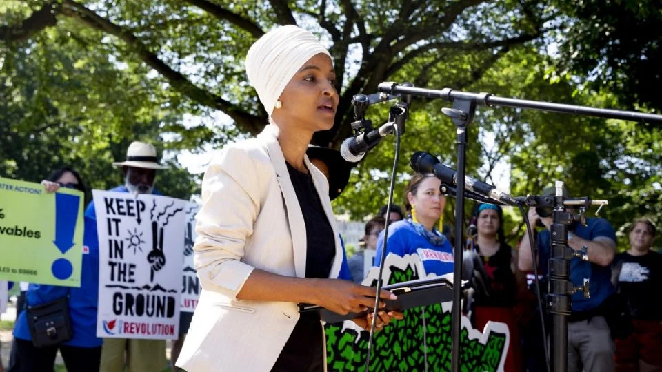 Congresista Ilhan Omar es atacada durante evento en Minneapolis