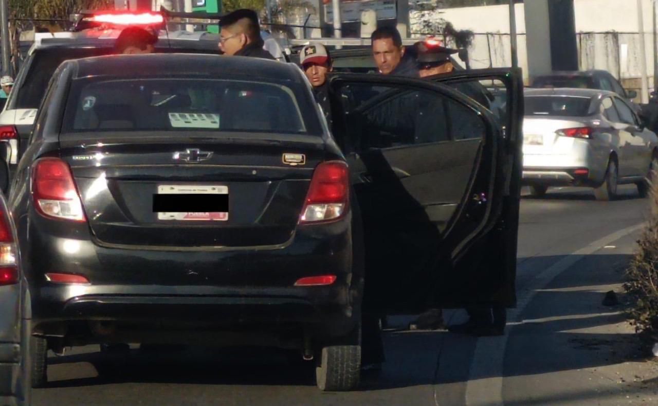 Recuperan vehículo robado en Cuautlancingo y detienen a dos sujetos en el Periférico