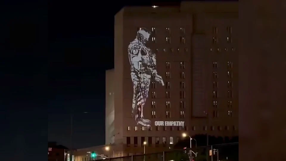 Proyectan video contra ICE durante protesta en Los Ángeles