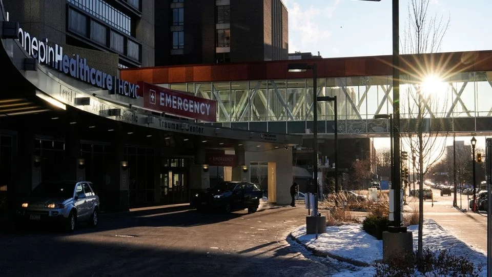 Migrante mexicano sufre fracturas de cráneo bajo custodia del ICE en Minneapolis