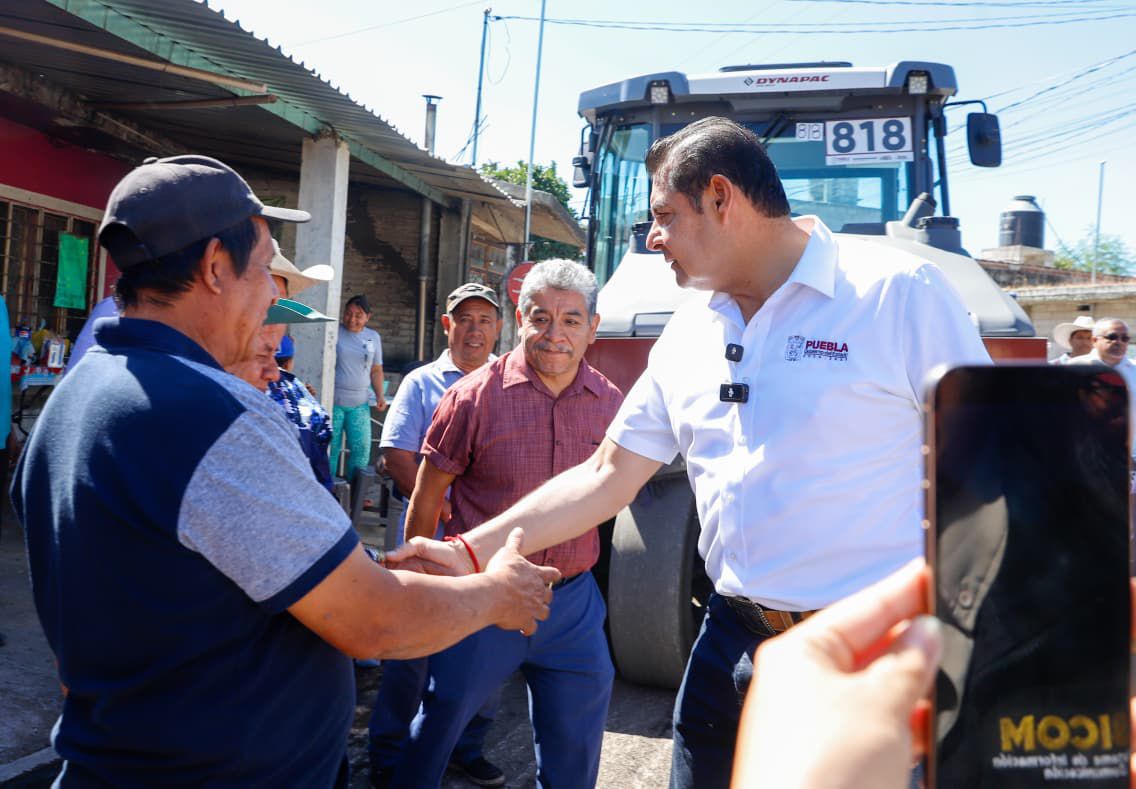 Supervisan construcción de la carretera Izúcar–Los Limones