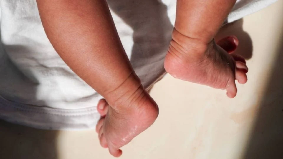 Hospitalizan a bebé migrante en Texas