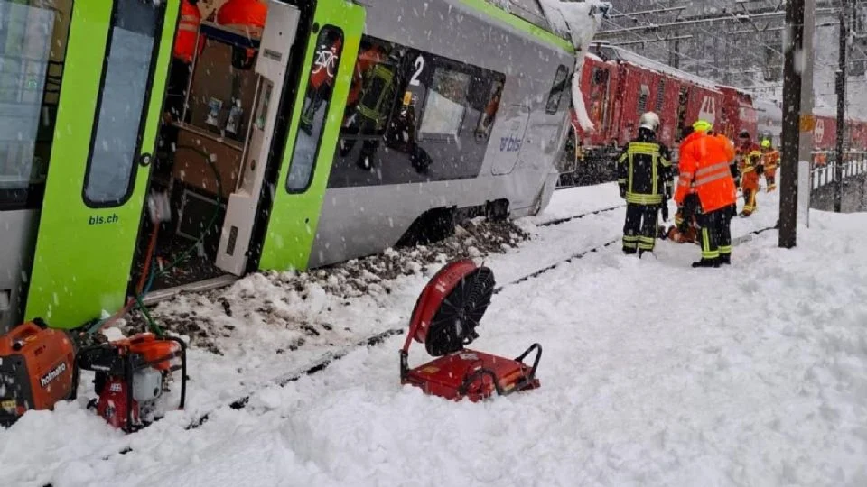 Tren se descarrila por avalancha en Suiza