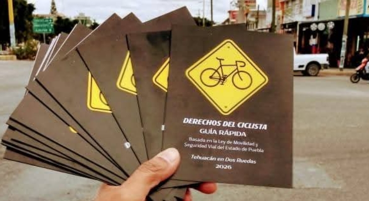 Colectivo ciclista reparte cartillas de derechos en Tehuacán