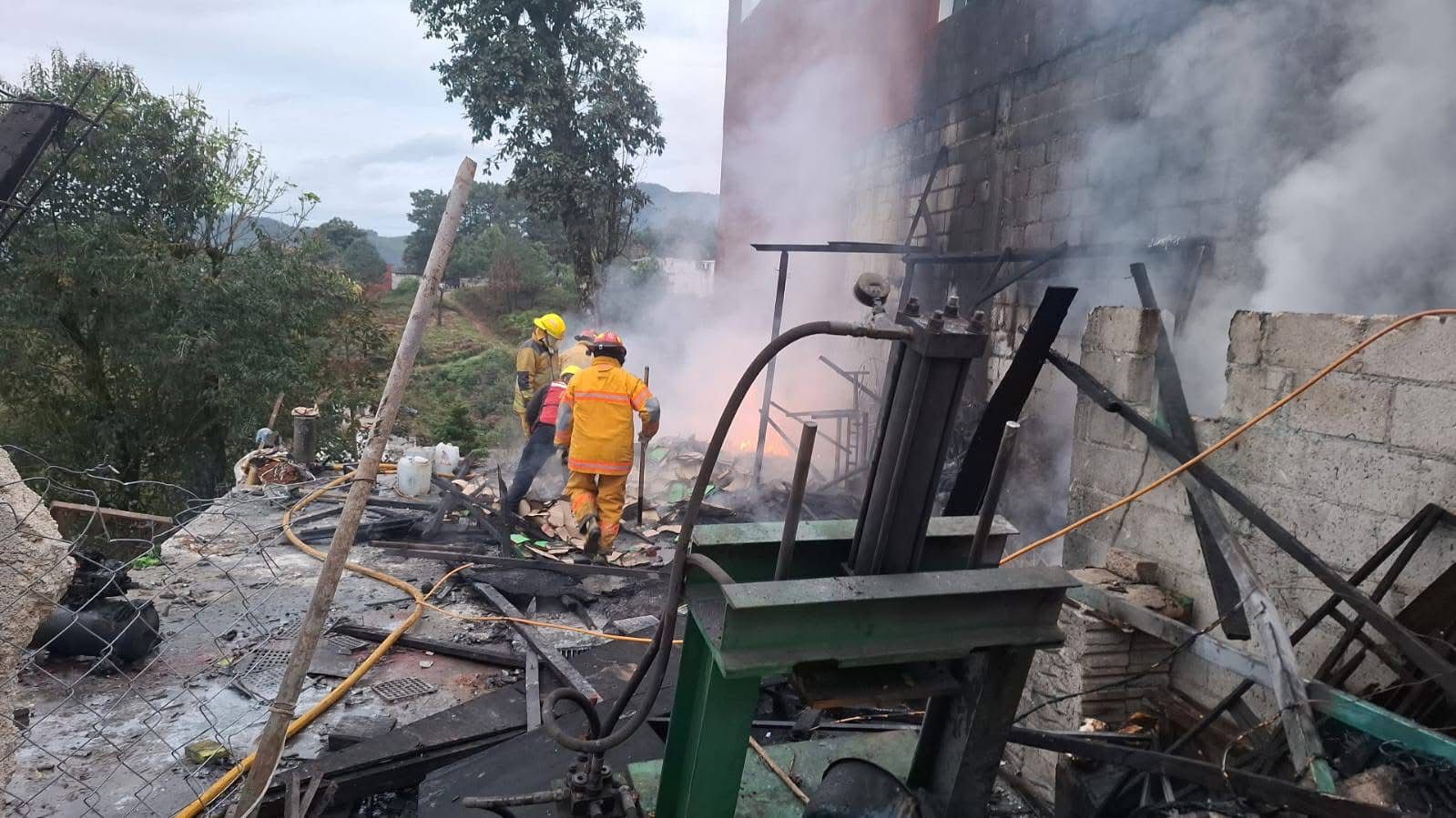 Cuerpos de emergencia atienden explosión en presunto polvorín de Huauchinango