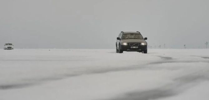 Abren carretera de hielo entre islas en Estonia