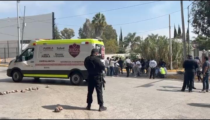 Inconformes con multas a transportistas incumplidos bloquean Periférico y Valsequillo