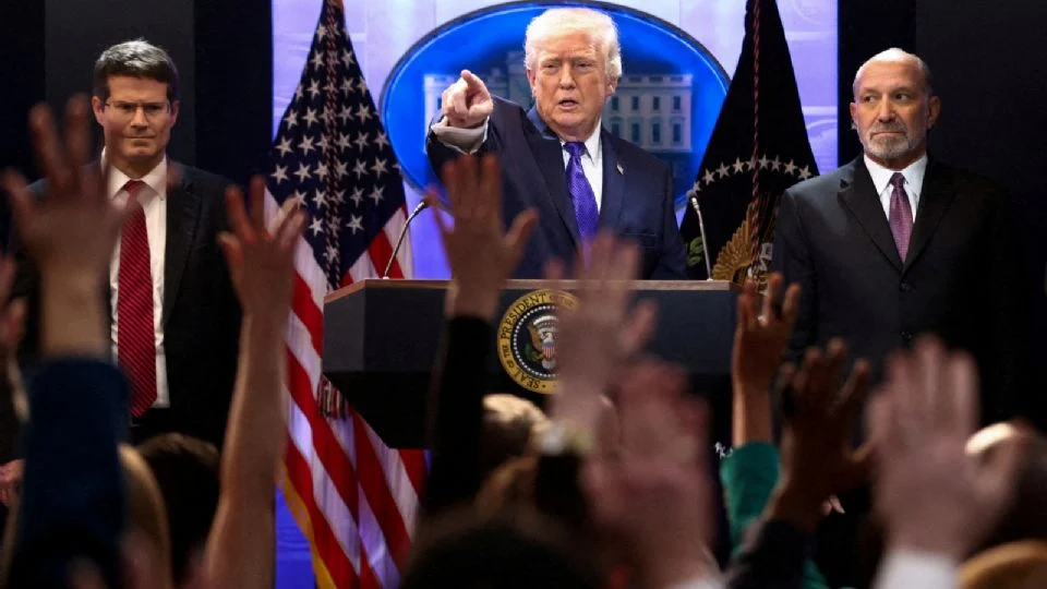 Trump elevará arancel global temporal de 10% a 15%