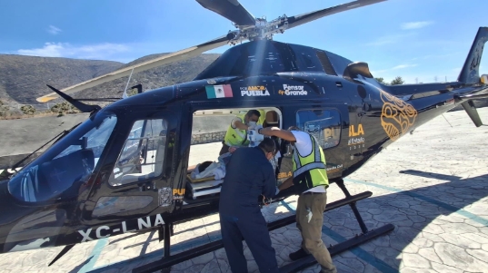 Trasladan por vía aérea a menor poblana para atención especializada