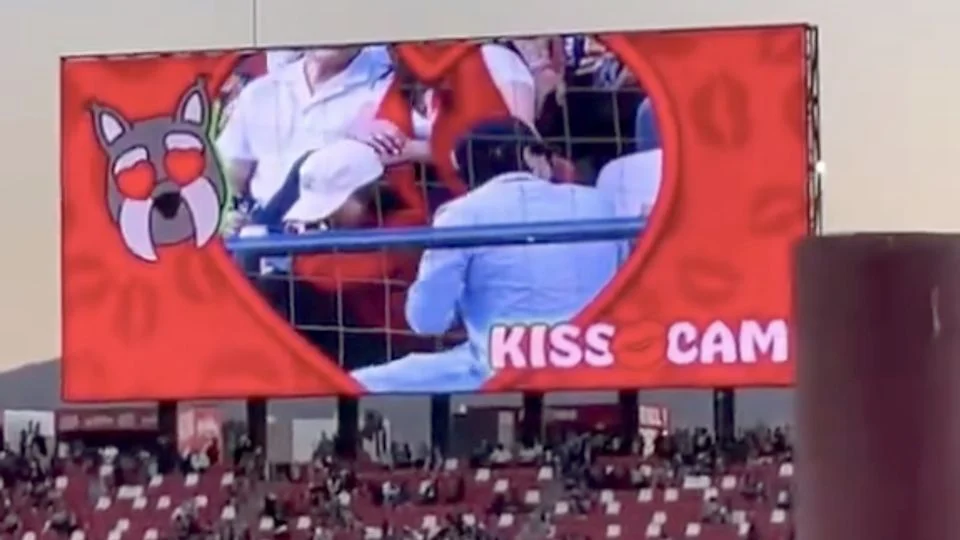 Pareja se oculta en la Kiss Cam durante partido de Liga MX