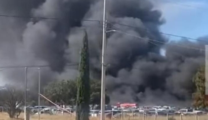 Incendio consume 184 vehículos en corralón de la FGJE en Tzompantepec