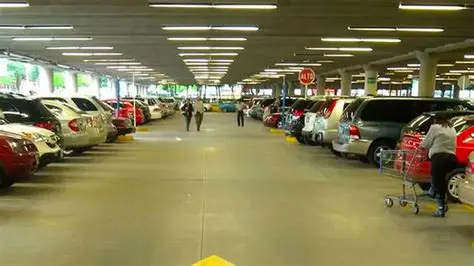 Congreso y empresarios buscan acuerdo para que estacionamientos paguen daños a los autos