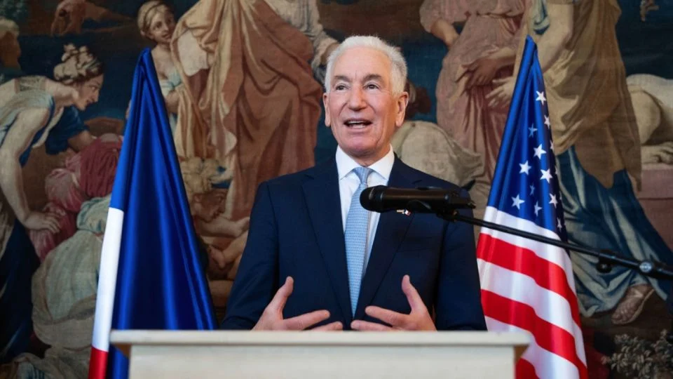 Francia prohíbe al embajador de EU reunirse con miembros del gobierno tras inasistencia a cita diplomática
