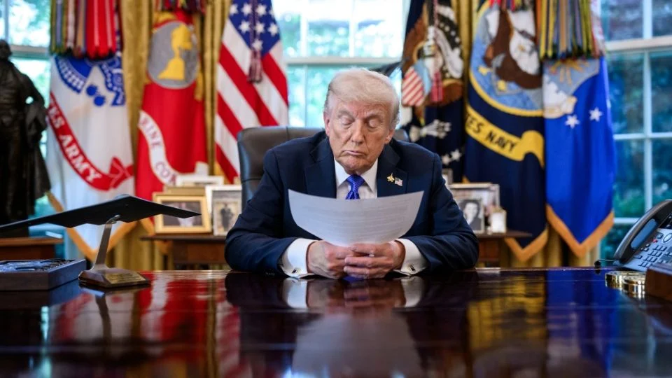 Trump aplica medidas por crisis petrolera en Ormuz