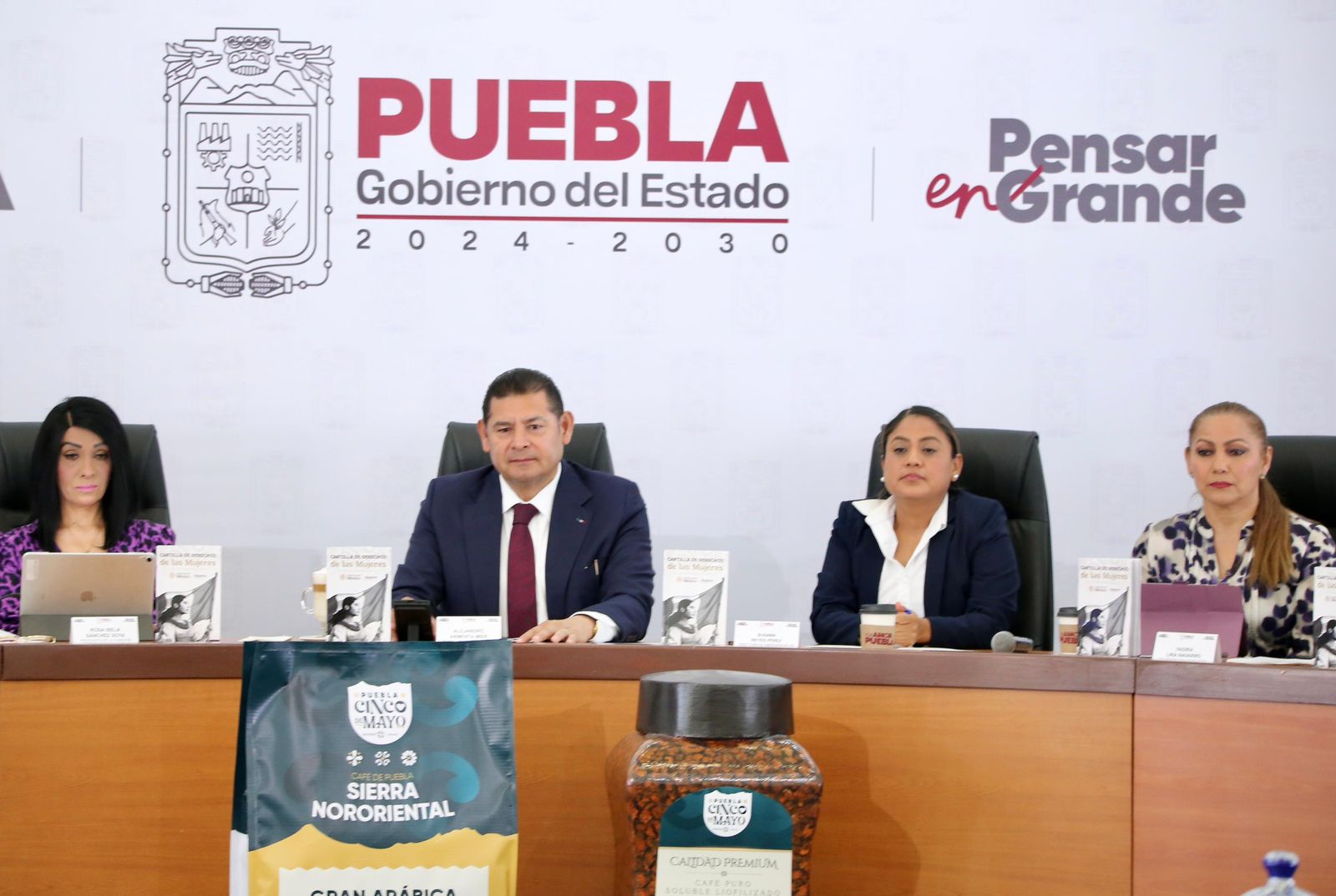 Protección a mujeres es política permanente en Puebla: Armenta