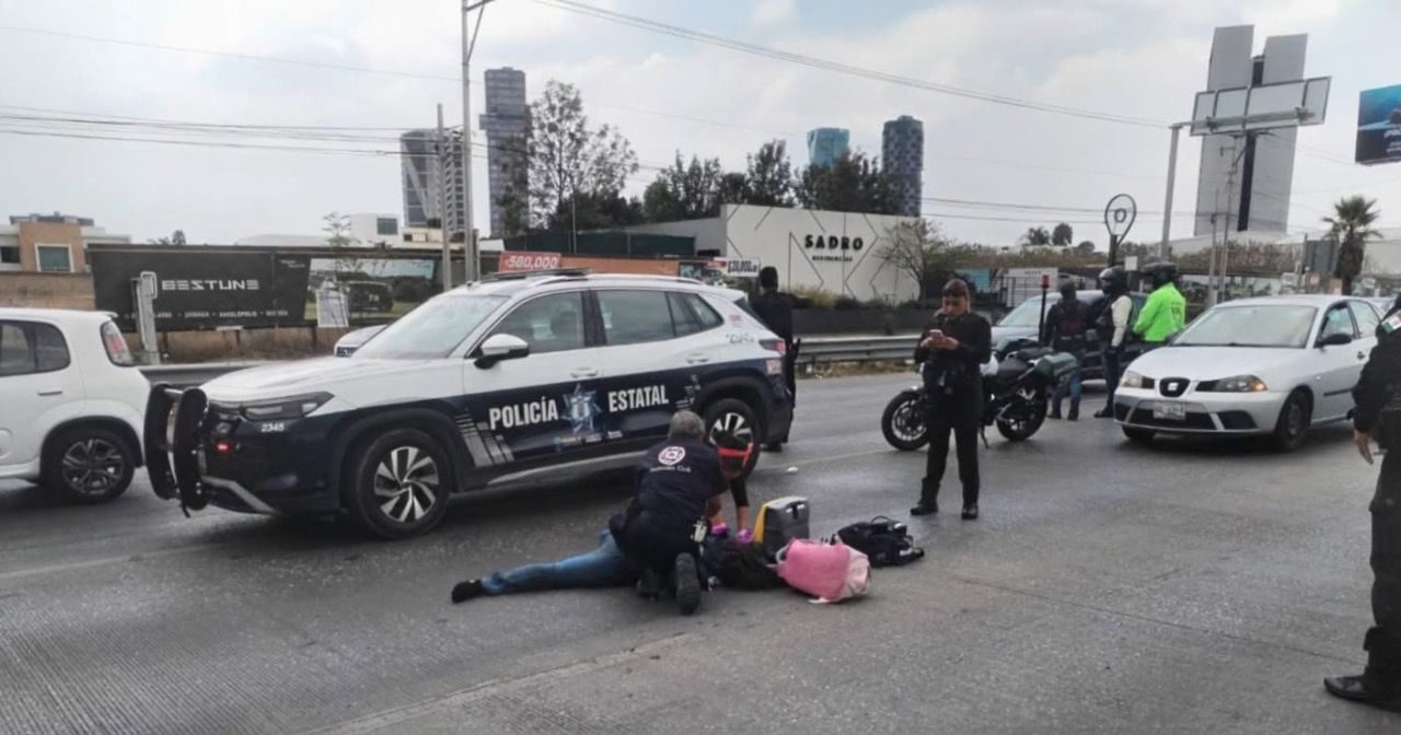 Tráiler impacta a motociclista y arrastra el vehículo varios kilómetros en Periférico