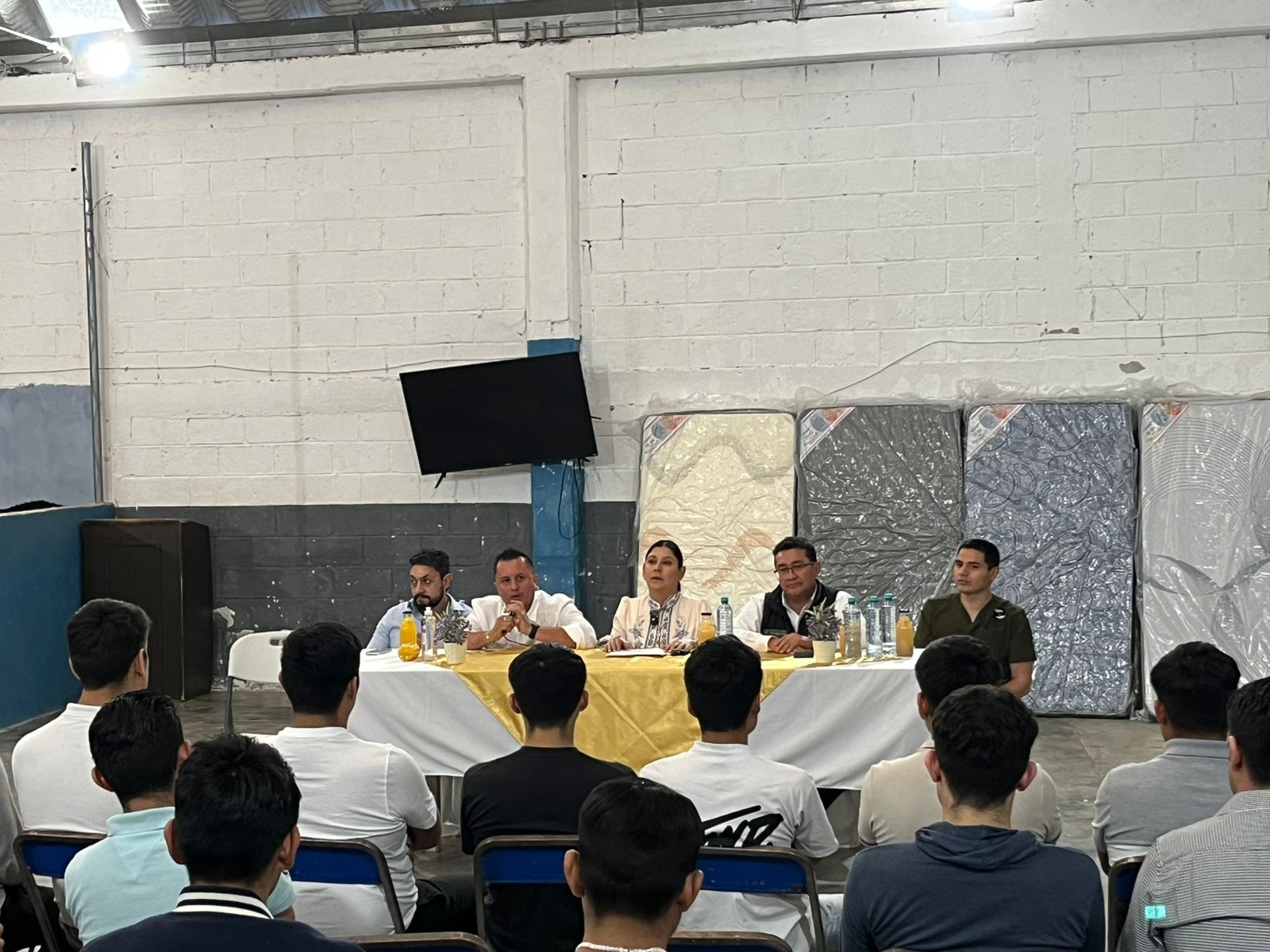 Presidente del Congreso dona colchones para centro de rehabilitación en Tehuacán