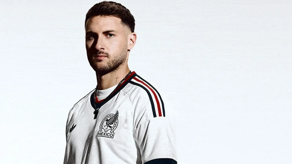 Tri presenta uniforme blanco con estilo retro para 2026