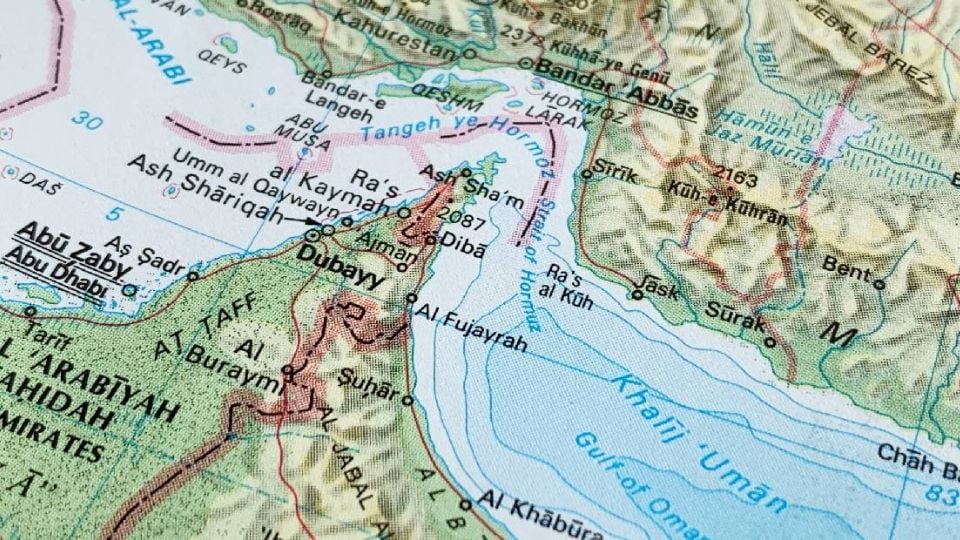 Irán descarta cerrar el estrecho de Ormuz