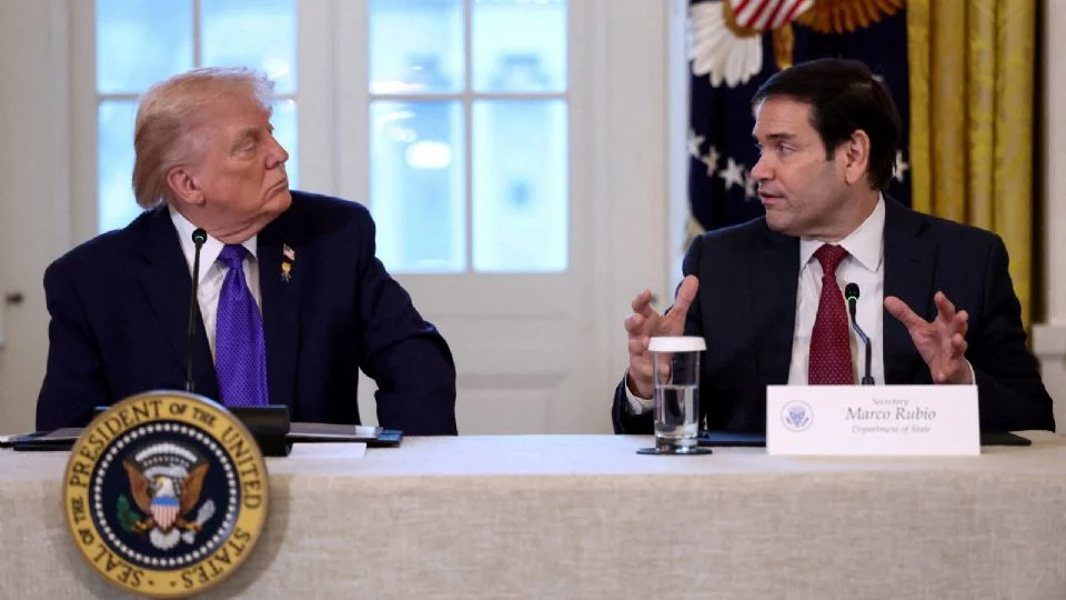 EU presiona por cambio en Cuba