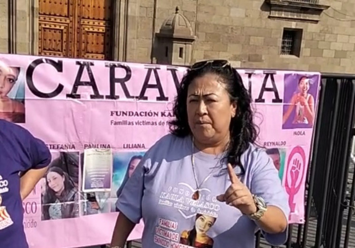 Familiares de víctimas de feminicidio se manifiestan en el Zócalo de Ciudad de México