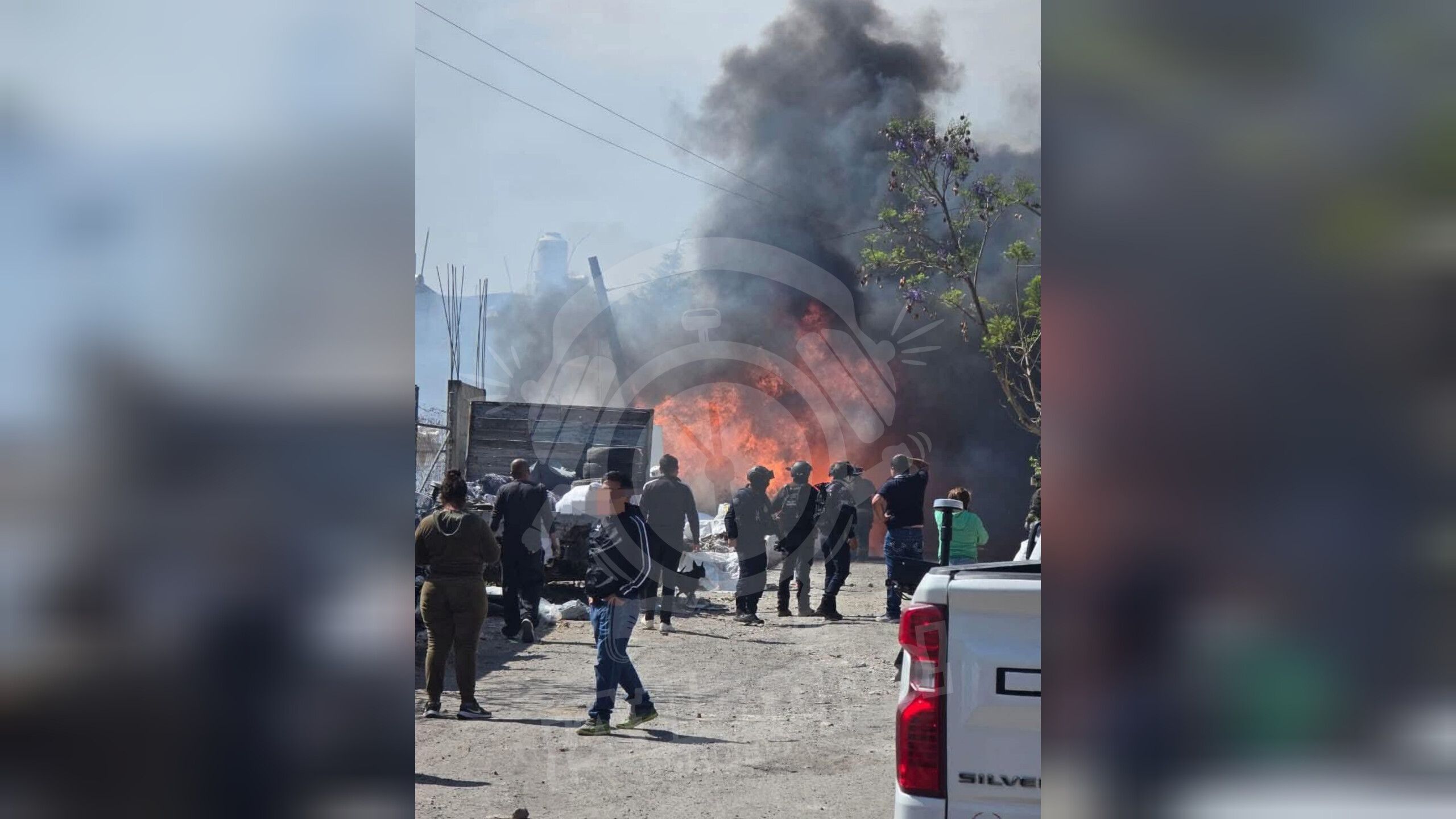Se incendia recicladora en San Baltazar Temaxcalac; vecinos y bomberos evitan tragedia