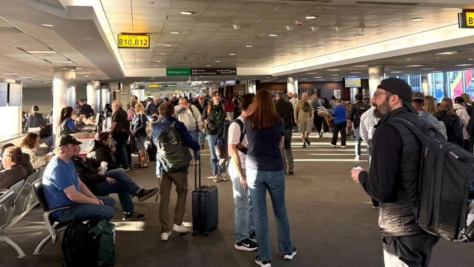 Suspenden vuelos en aeropuertos de Washington por olor químico