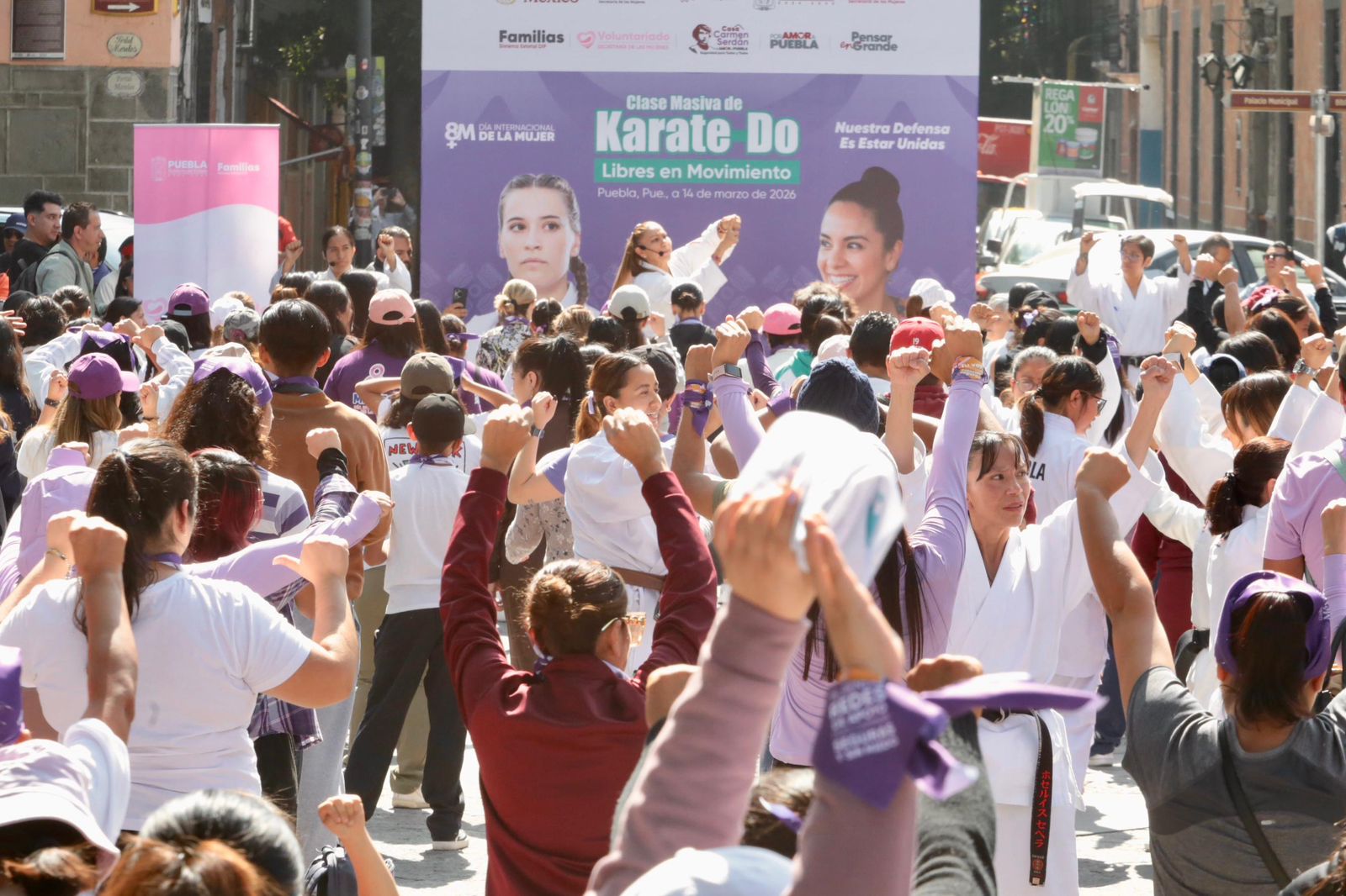 Clase masiva de karate promueve defensa personal de mujeres en Puebla