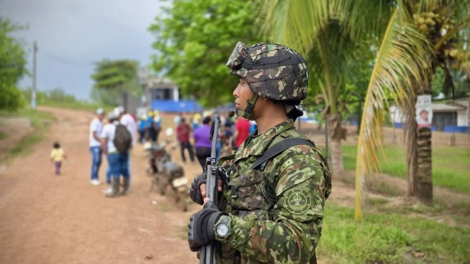 Ejército de Colombia rescata a menor y detiene a líder disidente de las FARC