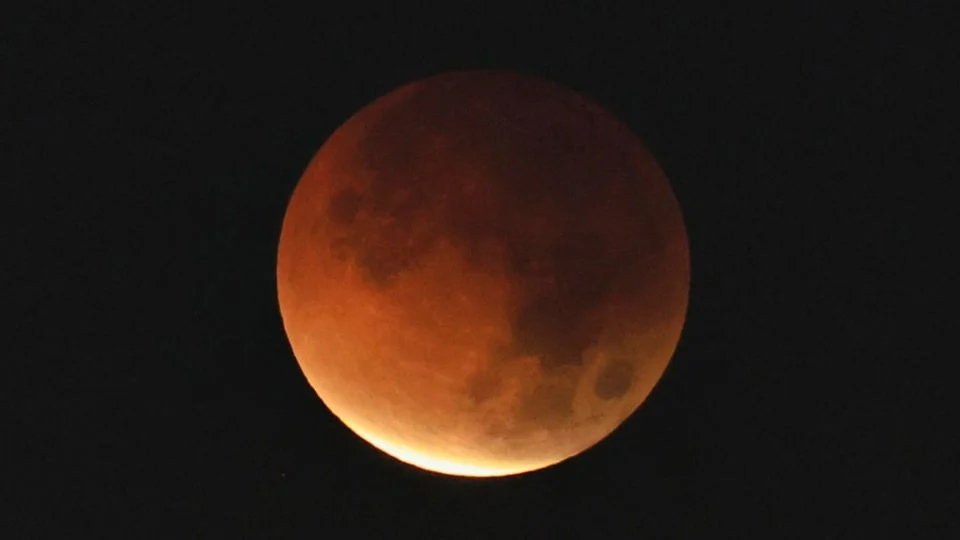Eclipse total tiñe de rojo la Luna