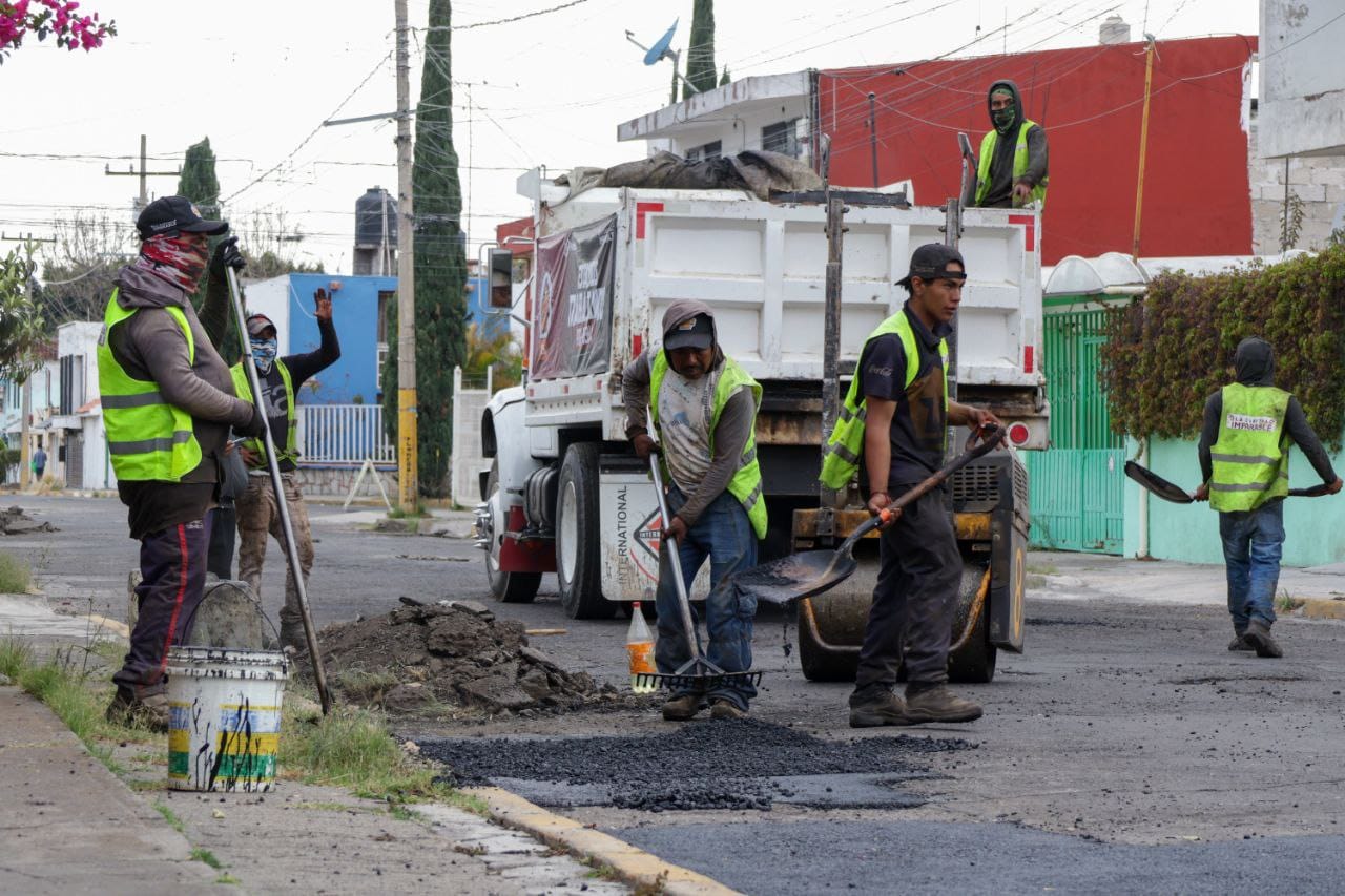 Pepe Chedraui supervisa bacheo en Jardines de San Manuel