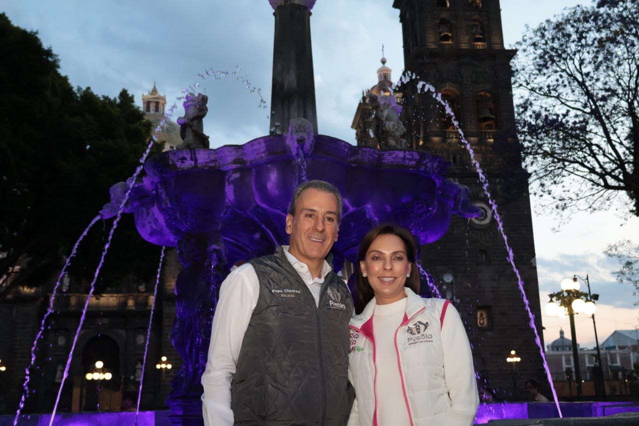 Iluminan fuentes de Puebla por el Día de la Mujer