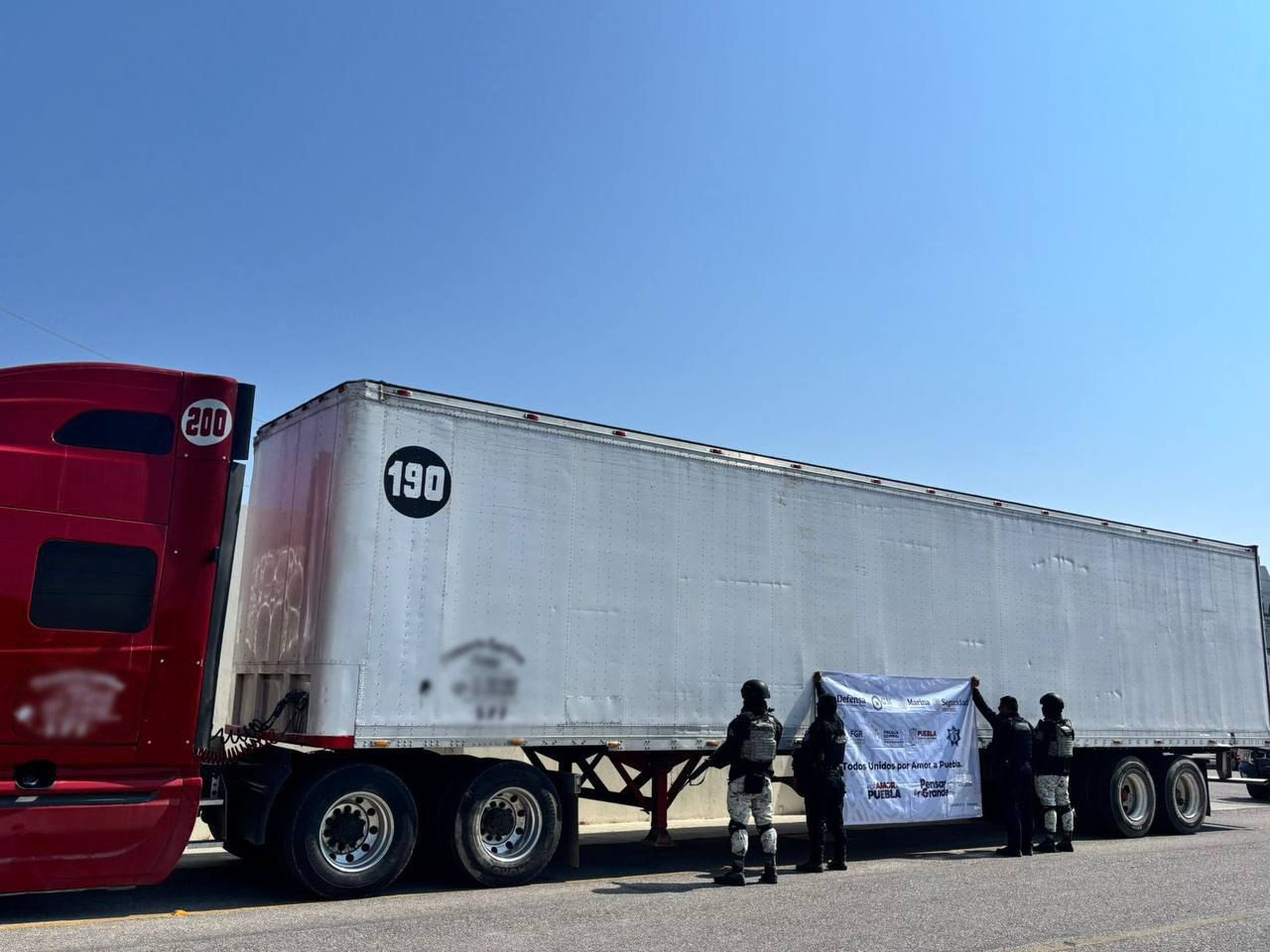 Policía Estatal y Guardia Nacional recuperan tractocamión robado