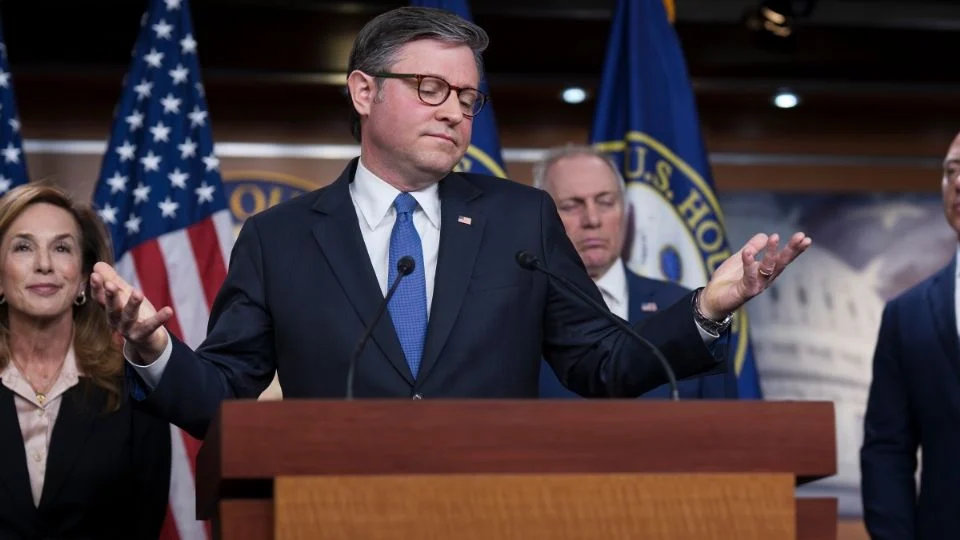 Cámara de Representantes rechaza frenar ataques de Trump contra Irán