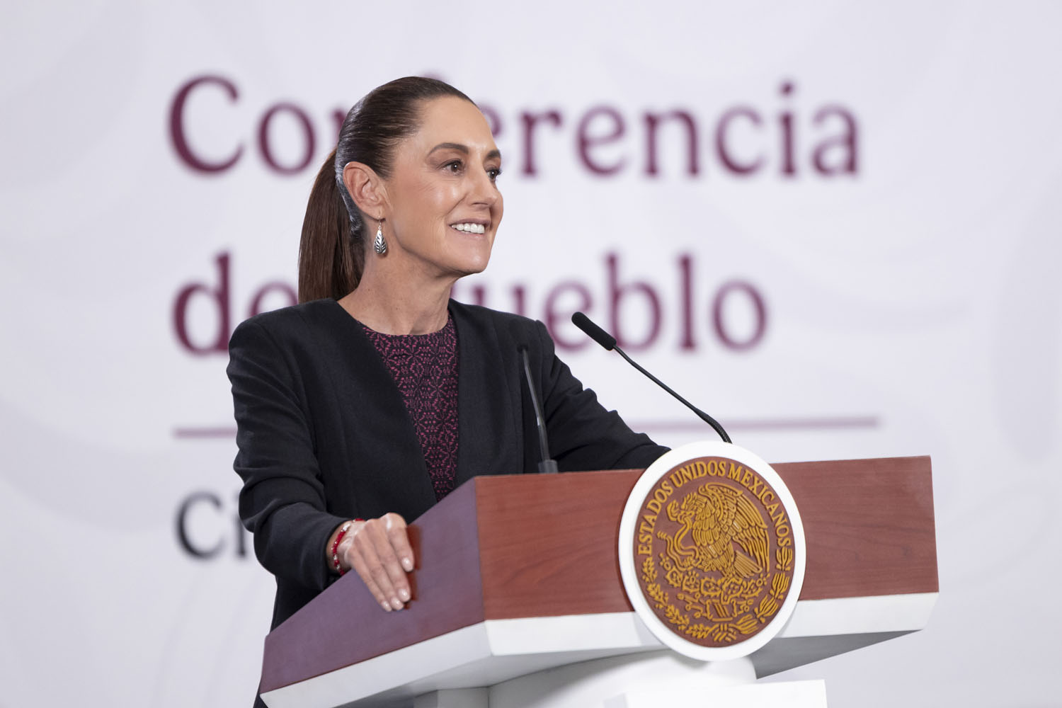 Gobierno acuerda con plataformas frenar ciberacoso contra mujeres