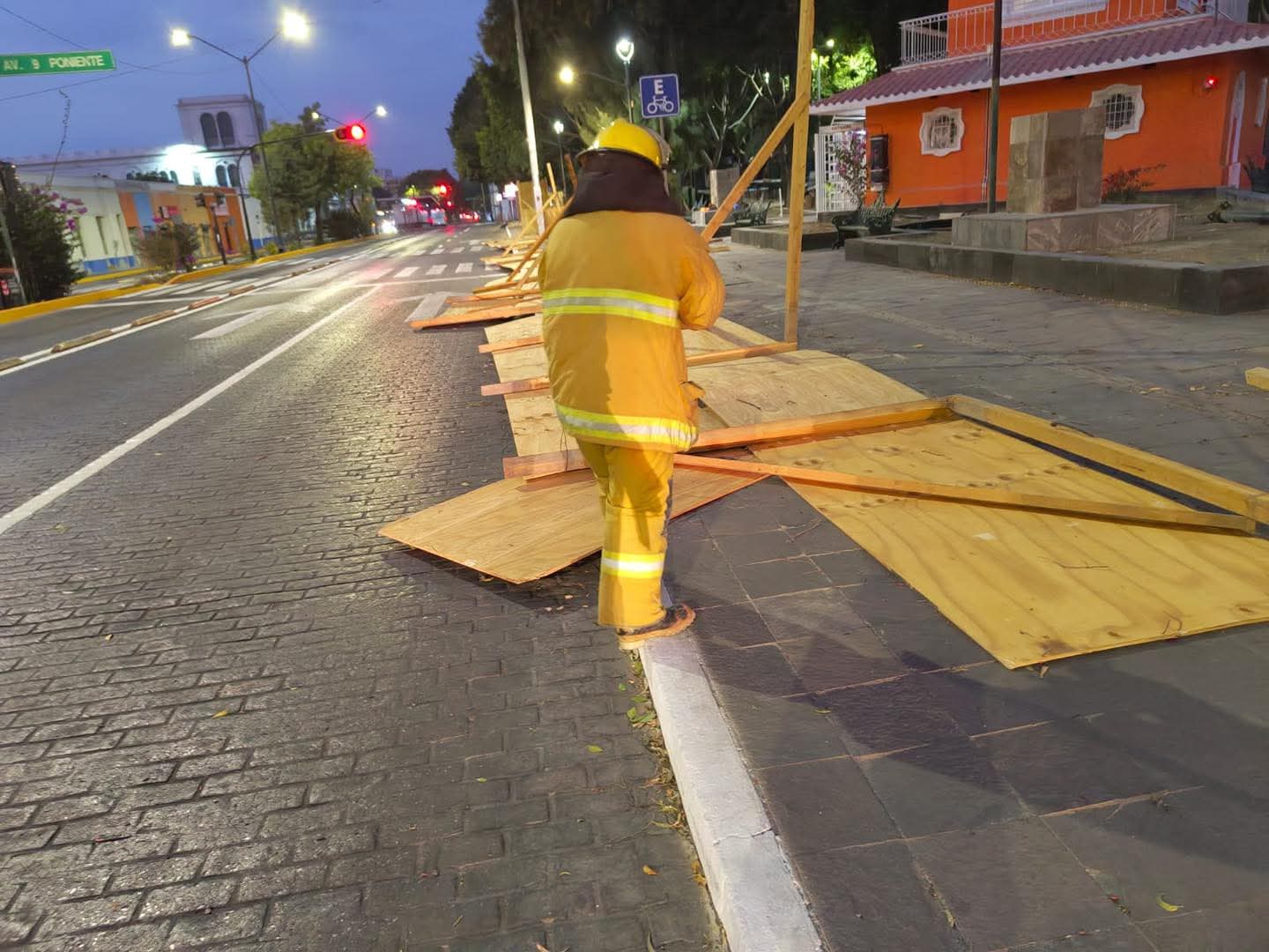 Vientos derriban estructura en obras del Paseo Bravo