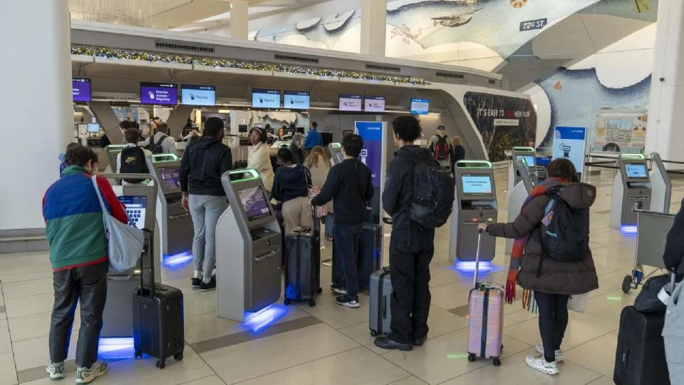 Retrasos y largas filas en aeropuertos de EU por cierre parcial