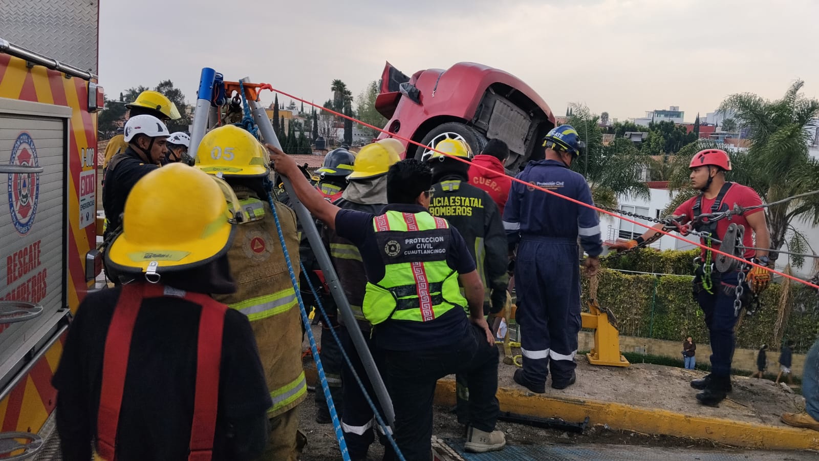 Vuelca en Periférico y queda colgado de la contención con tres personas