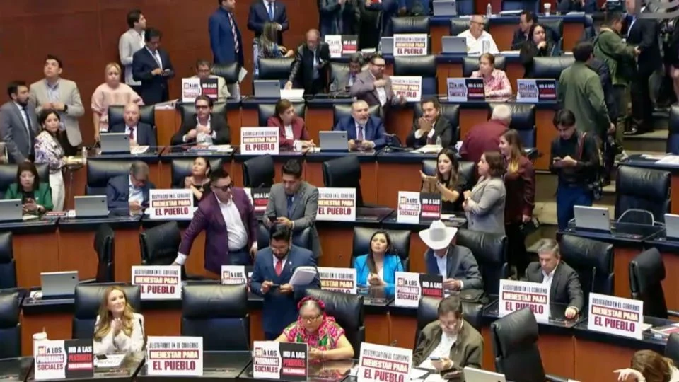 Senado aprueba reforma para reducir pensiones de servidores públicos