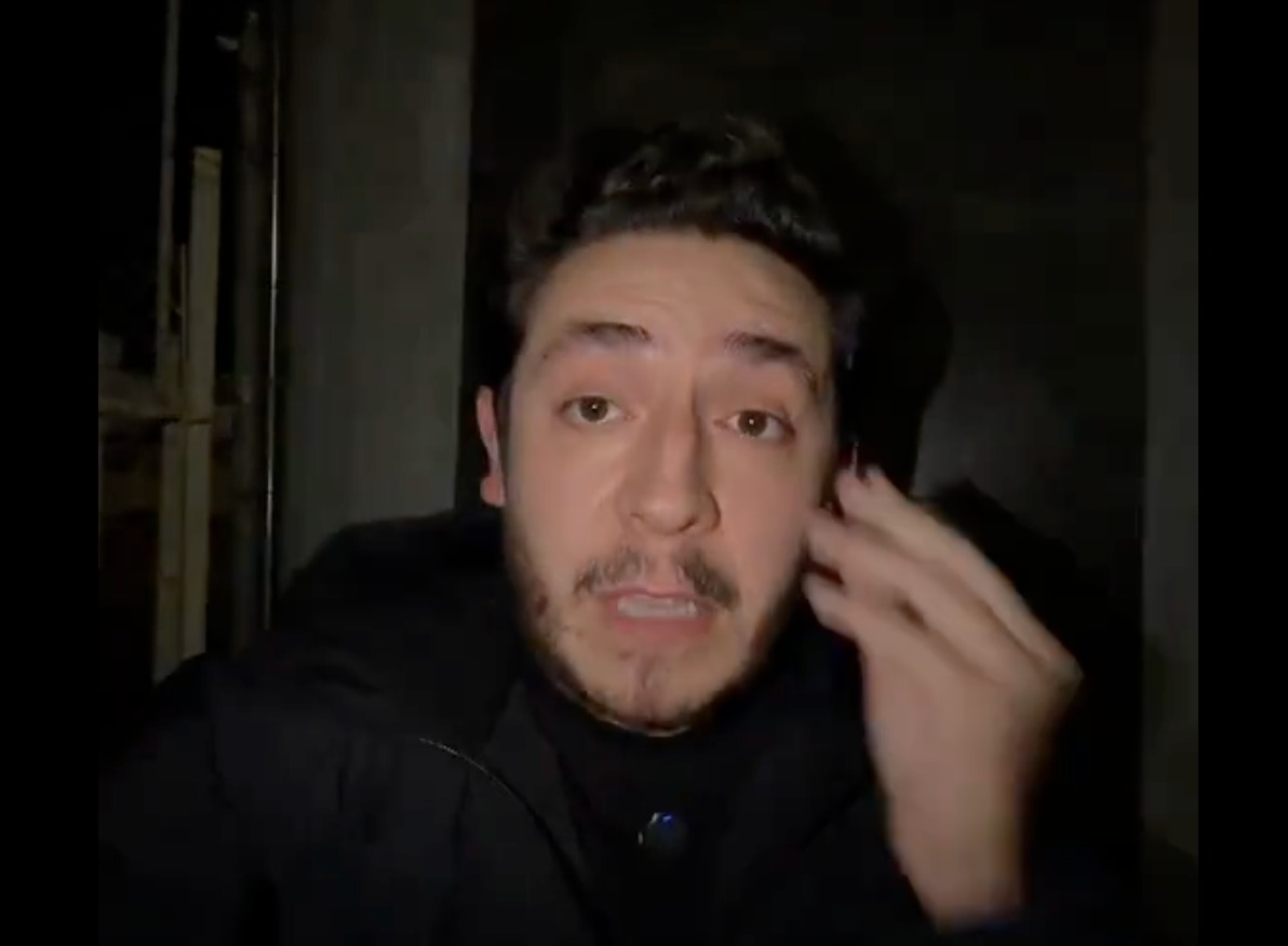 Roban camioneta al youtuber gastronómico Eloy Rojas en plaza comercial 