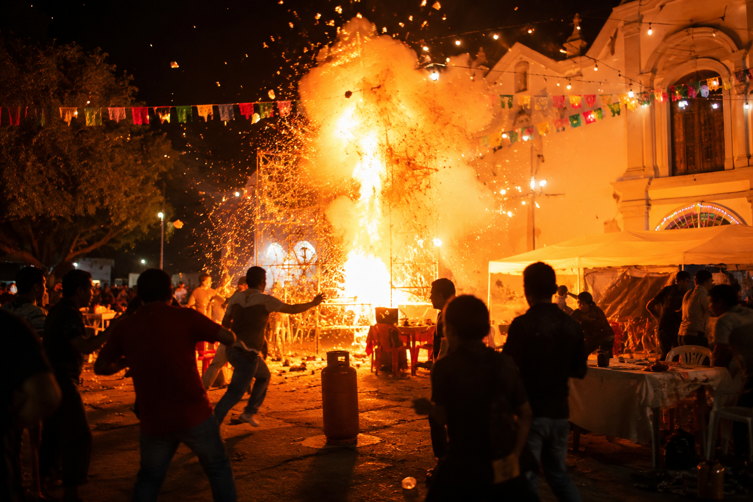 Explosión de tanque de gas en fiesta patronal de Veracruz deja 23 heridos