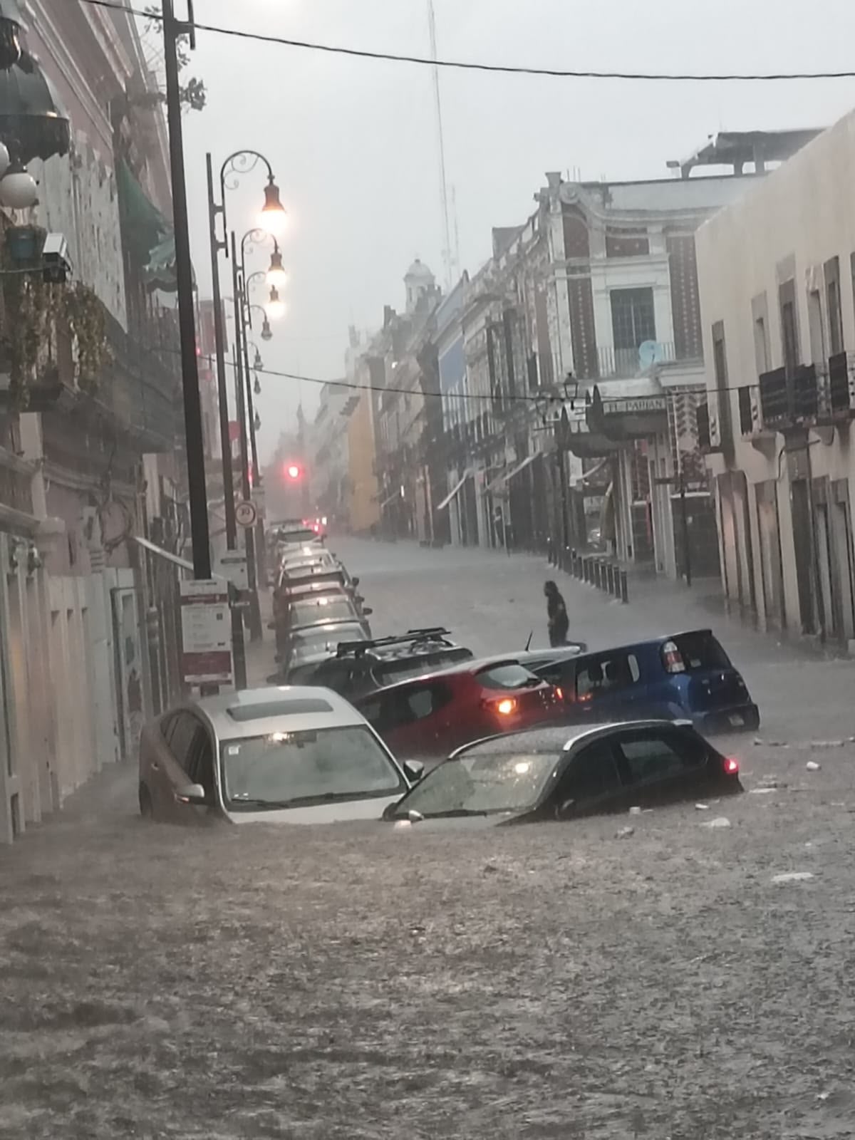 Lluvia intensa provoca inundaciones y deja una persona fallecida en Puebla