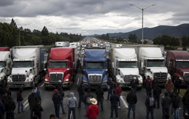 Transportistas anuncian mega bloqueos en diversas autopistas del país 