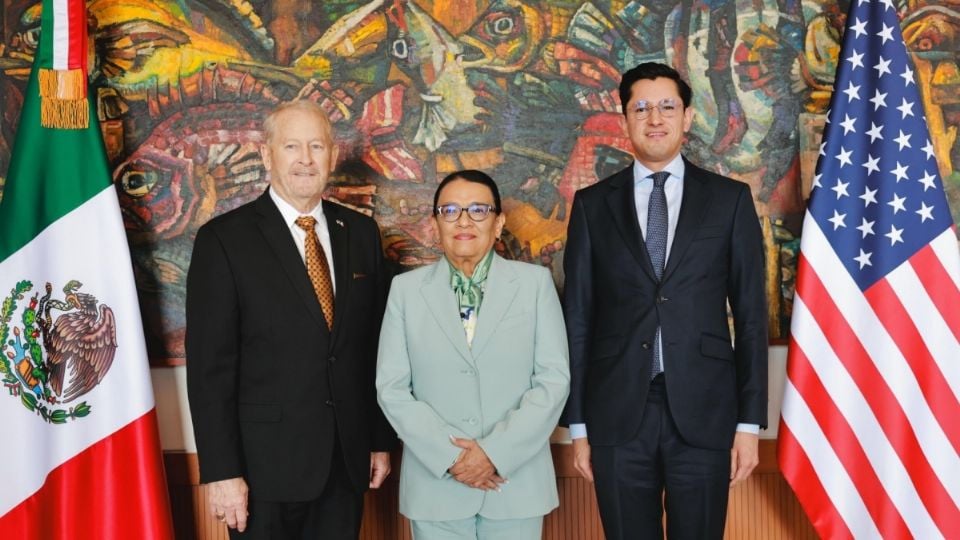 Segob y SRE abordan agenda migratoria con embajador de EU