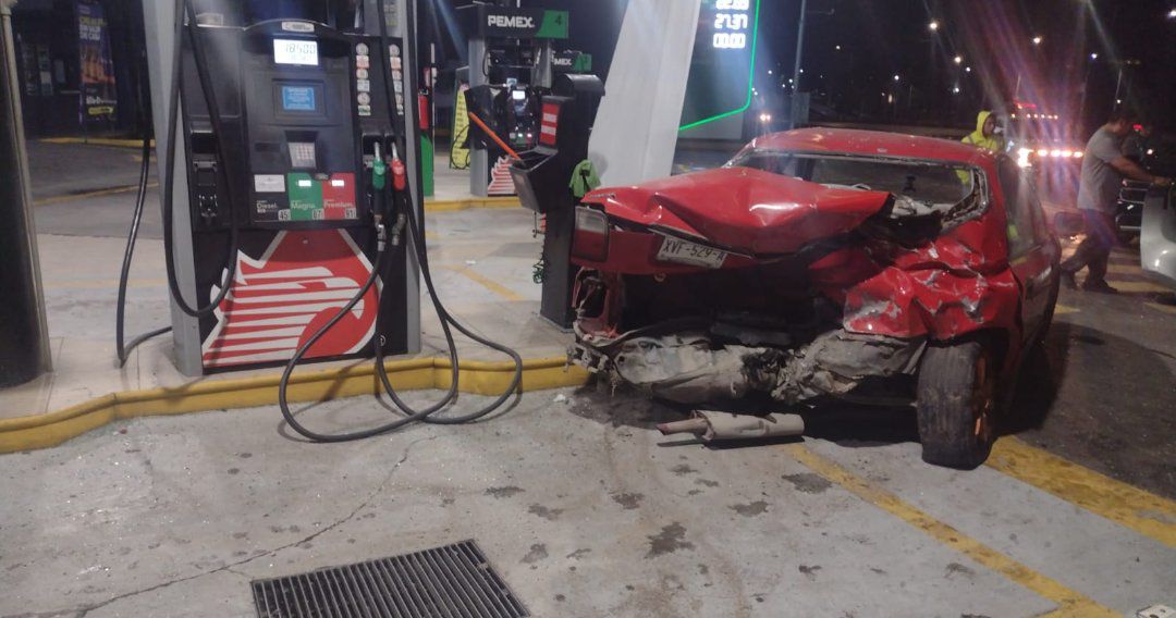 Choque en gasolinera del Periférico Ecológico deja un lesionado; responsable se da a la fuga
