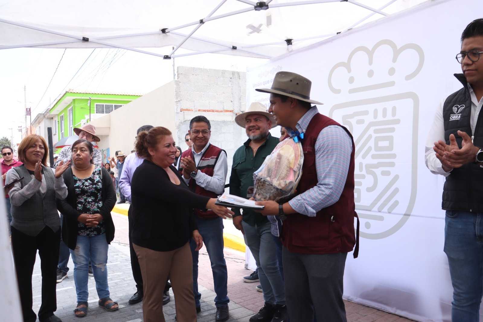 Omar Muñoz entrega pavimentación en Sanctorum