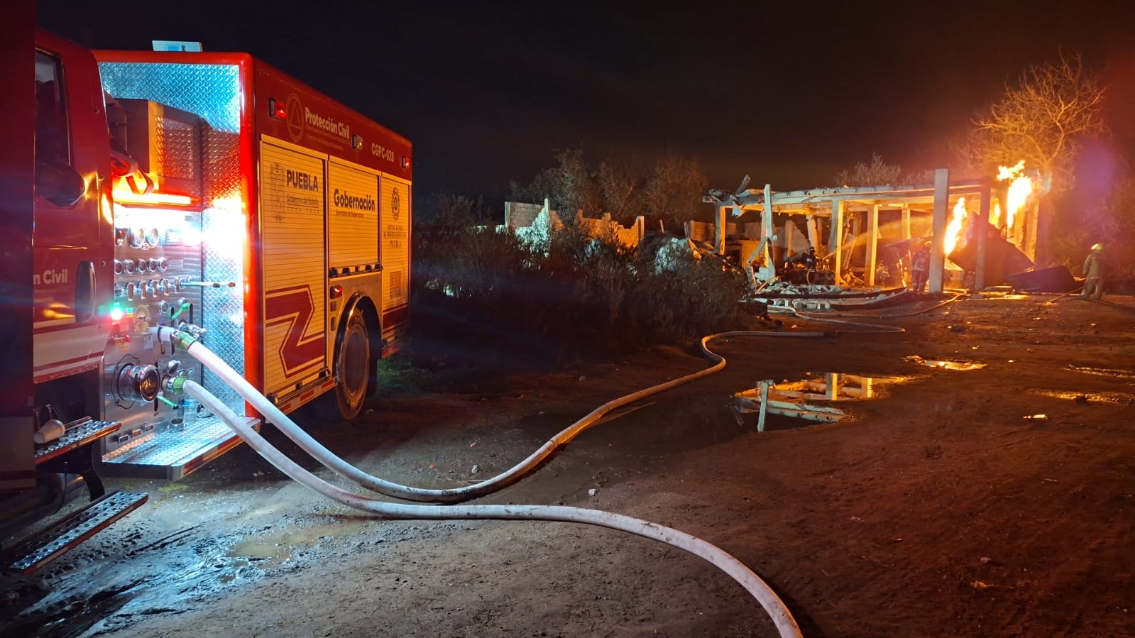 Continúan labores para controlar incendio de pipas en Tepeaca