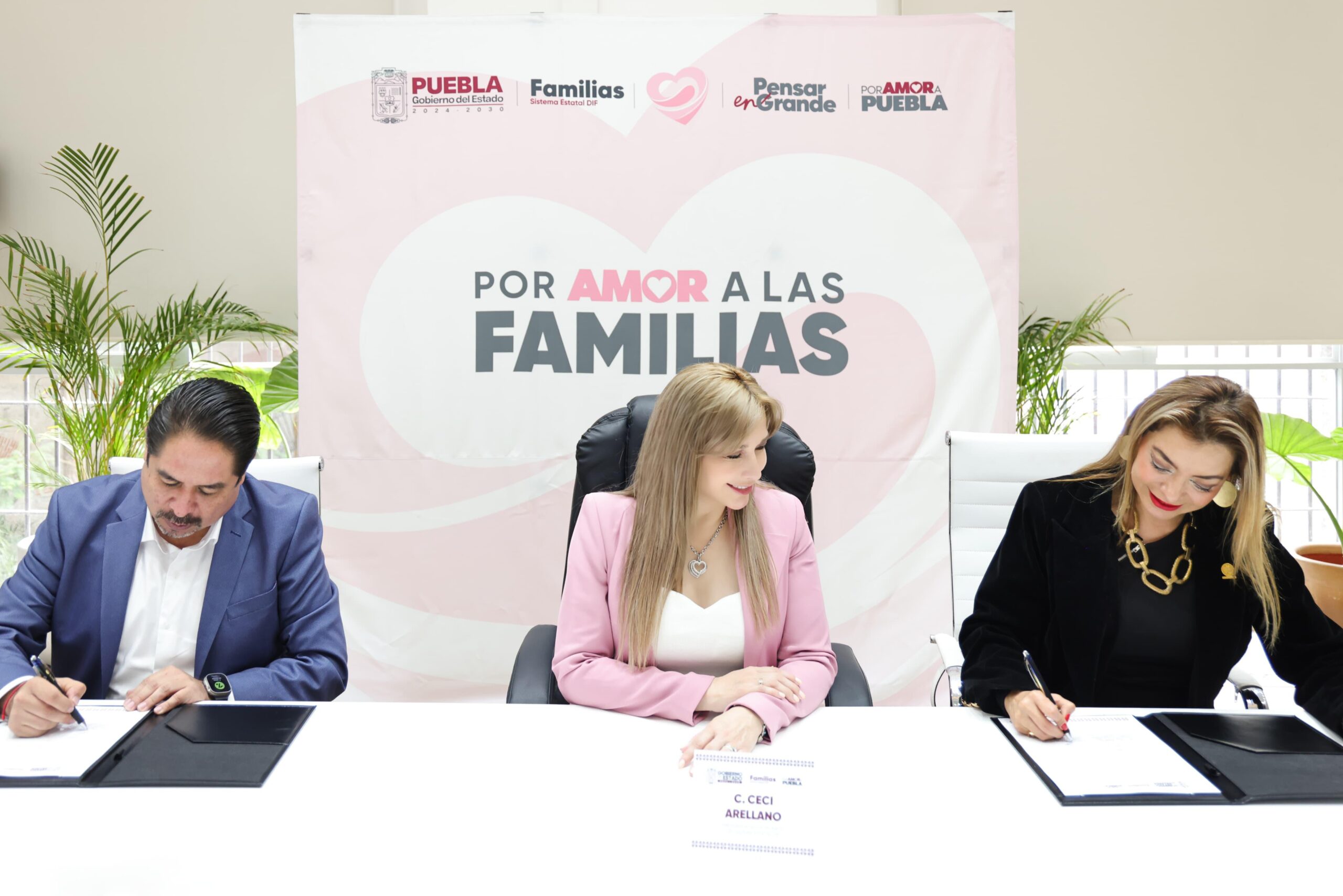 SEDIF y empresarias firman convenio para capacitación